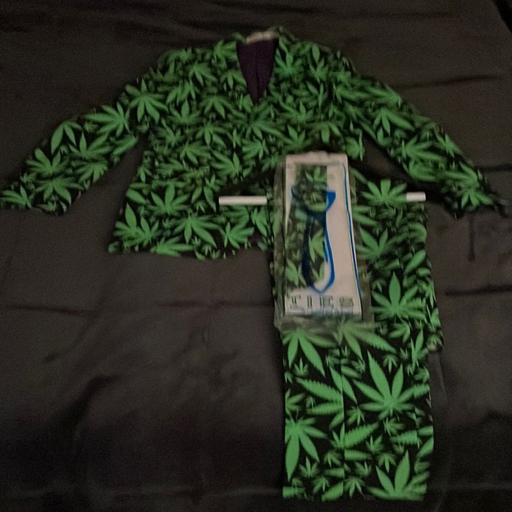 Opposuits men’s medium cannabis-printed suit, condolence with tie & pants.